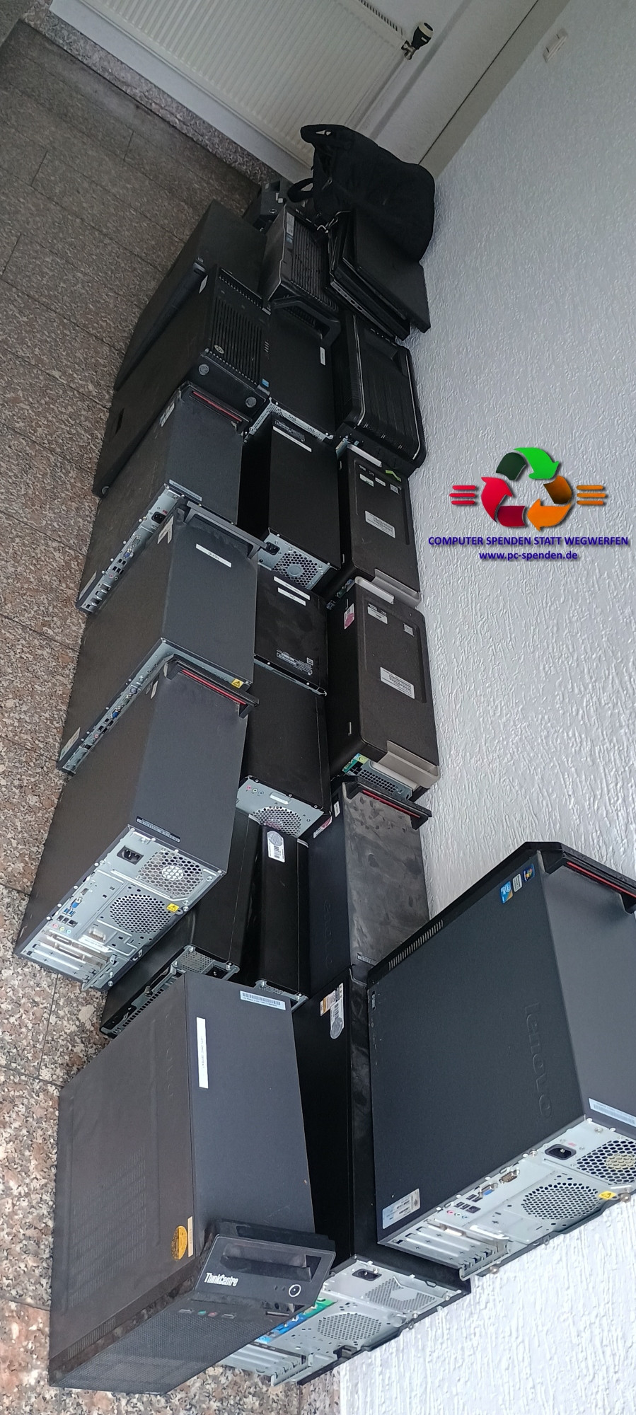 ~20 Computer + mehrere Laptops von GESA Form + Funktion Displaybau GmbH